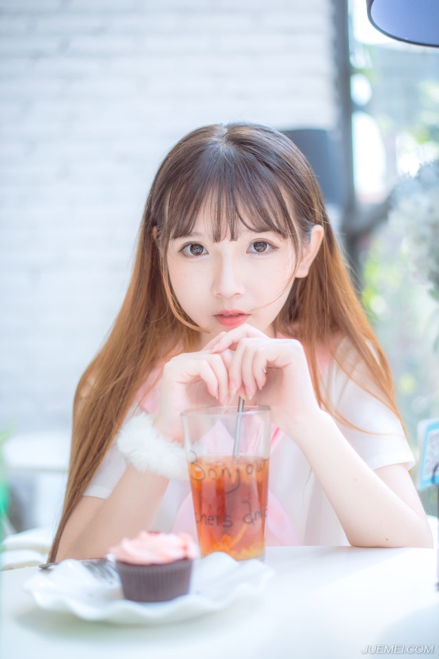 如果爱一个人，那么就会心甘情愿为他而改变。如果一个人在你面前我行素，置你不喜欢的行为而不顾，那么他就是不爱你。所以如果你不够关心他或是他不够关心你，那么你就不爱他或他不爱你。